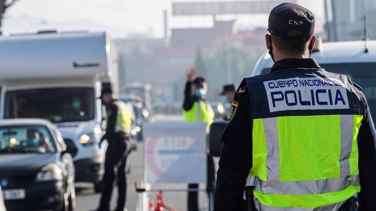 Así debes reaccionar si te paran en un control en carretera explicado