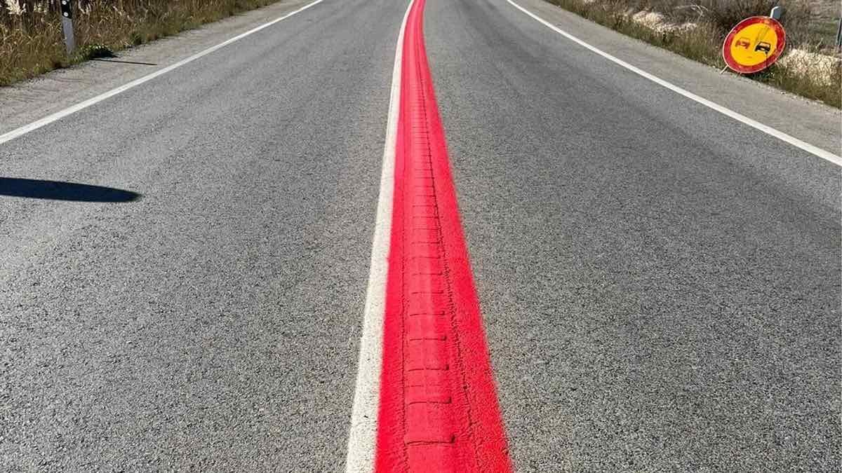 La línea roja que la DGT estrena en las carreteras qué pasa si la piso