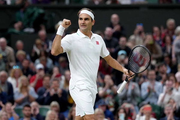 Roger Federer jugando un torneo de tenis. 
