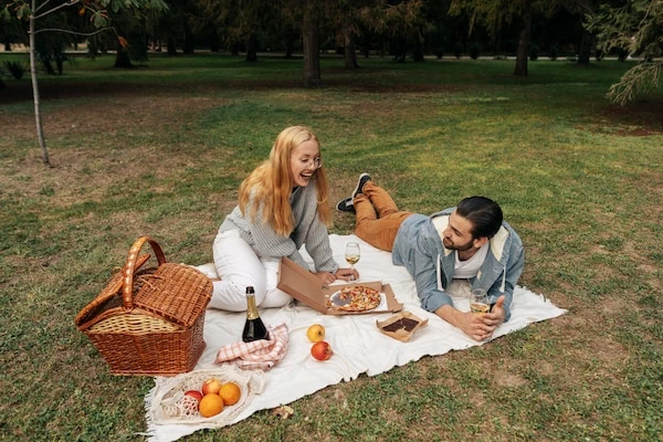 Pareja haciendo un picnic, ideal para San Valentín. 