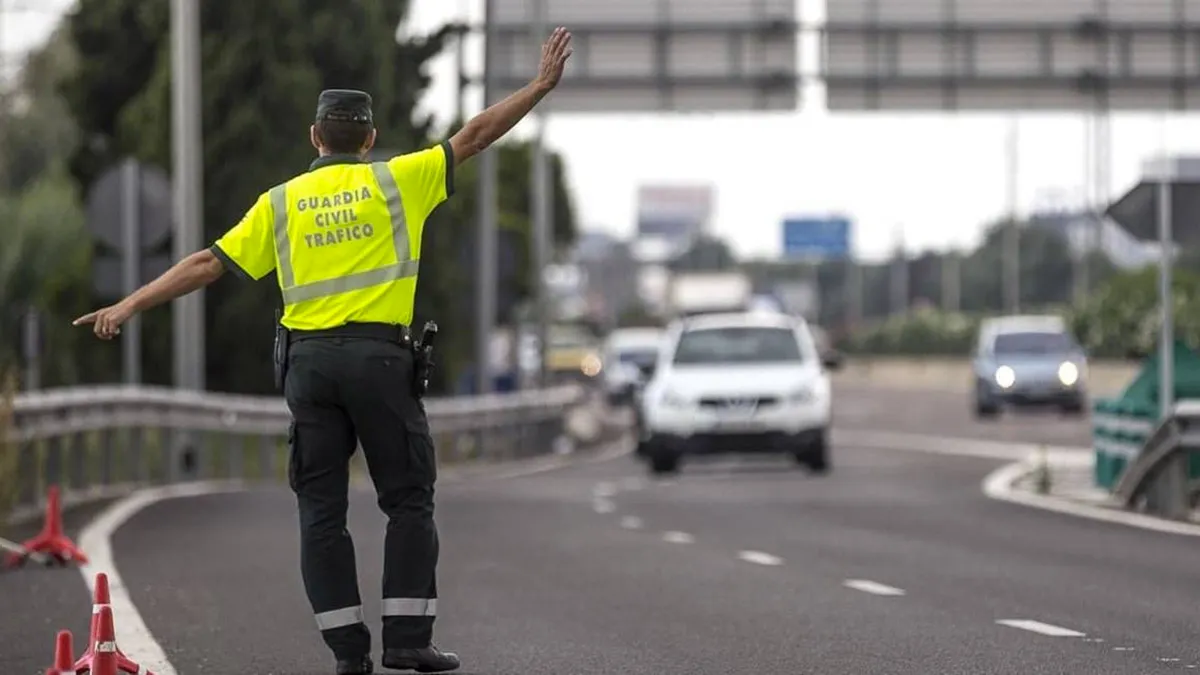 Guardia Civil ordena con silbatos cortos la detención del vehículo