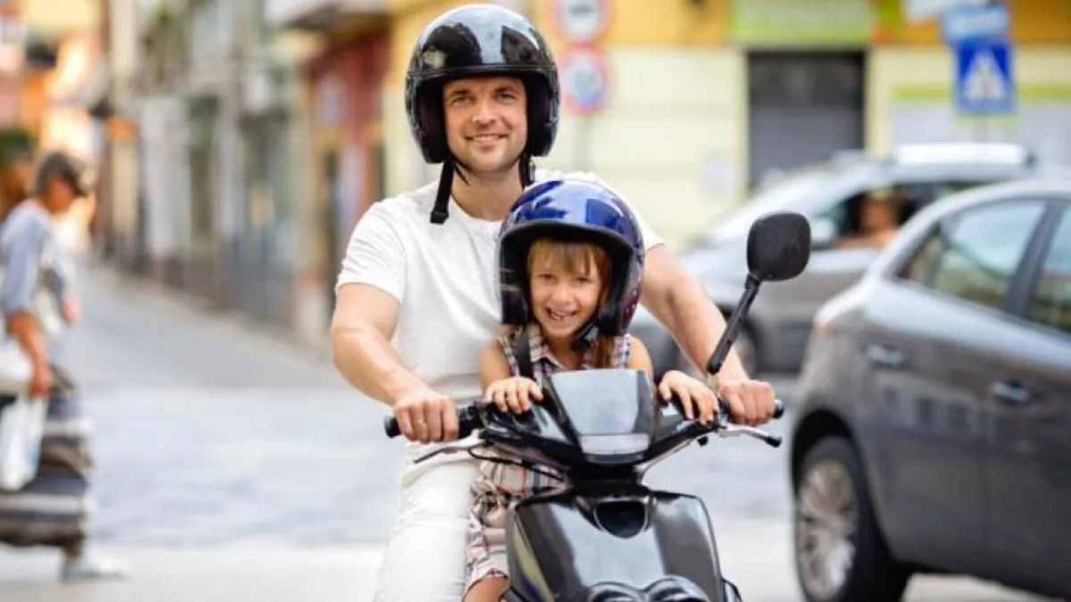 Padre y niño en la moto
