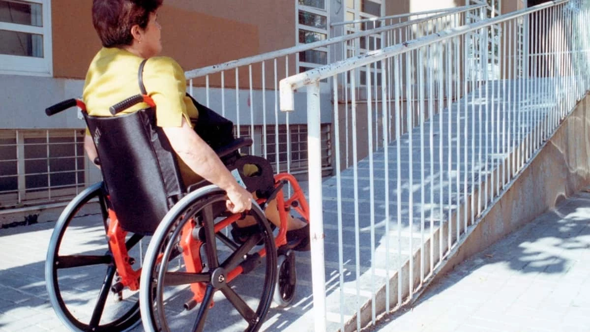 una mujer en silla de ruedas