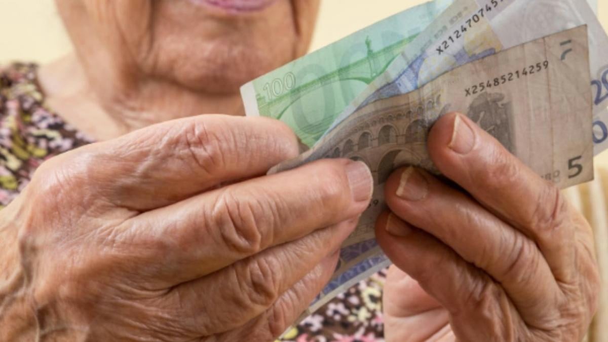 pensionista mira billetes de euros