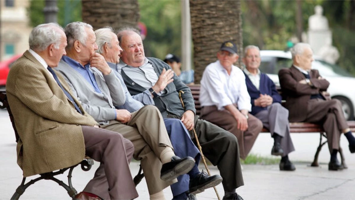 pensionistas sentados y conversando