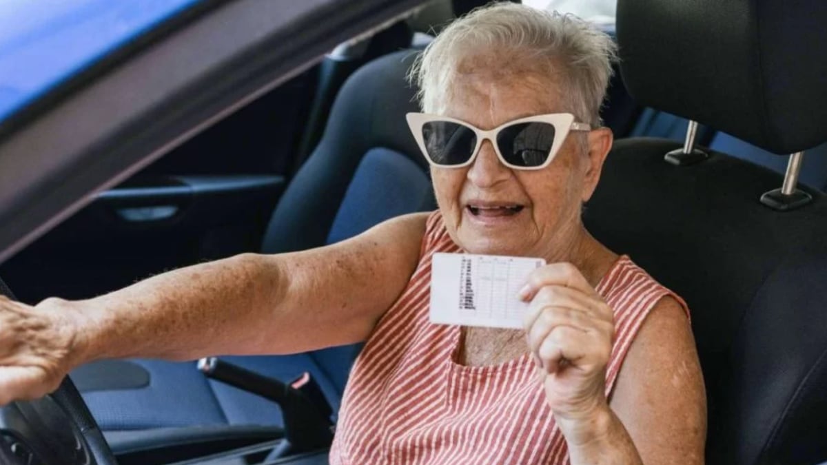 Anciana con su carnet de conducir