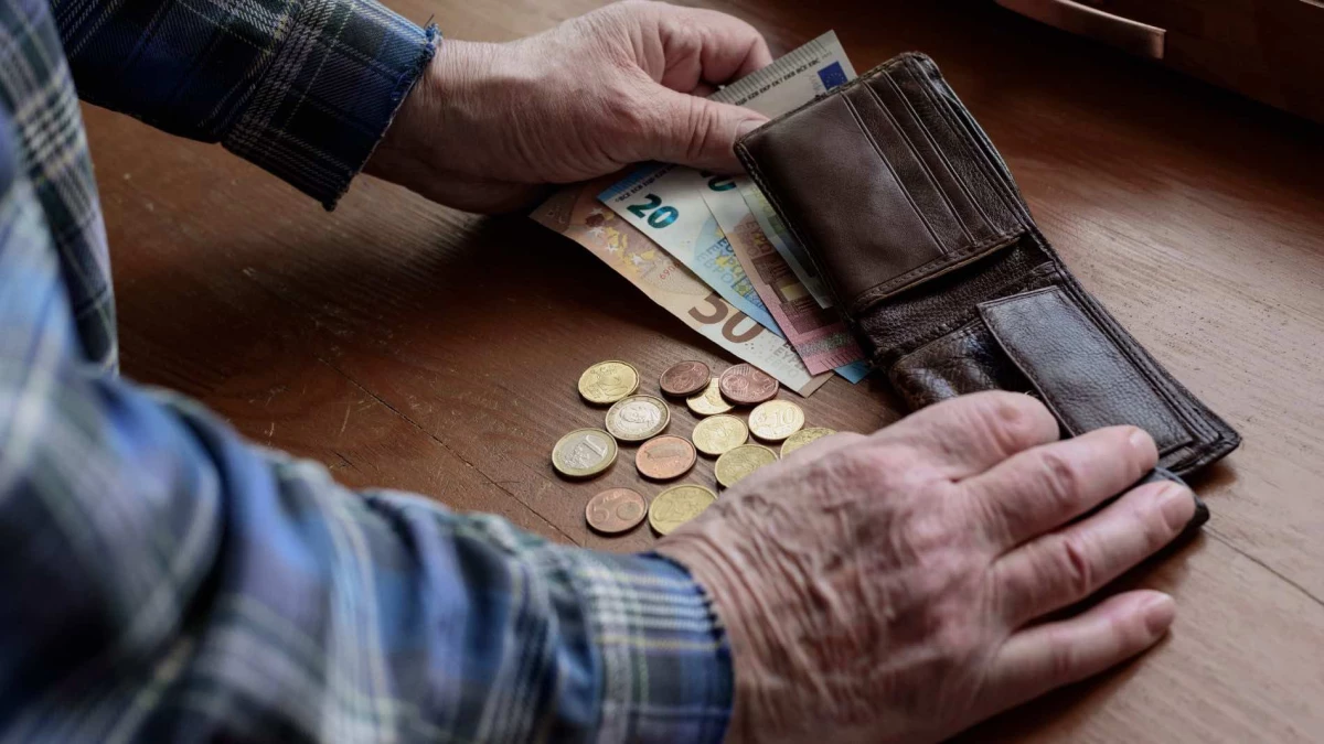 Pensionista cuenta billetes y monedas de euro