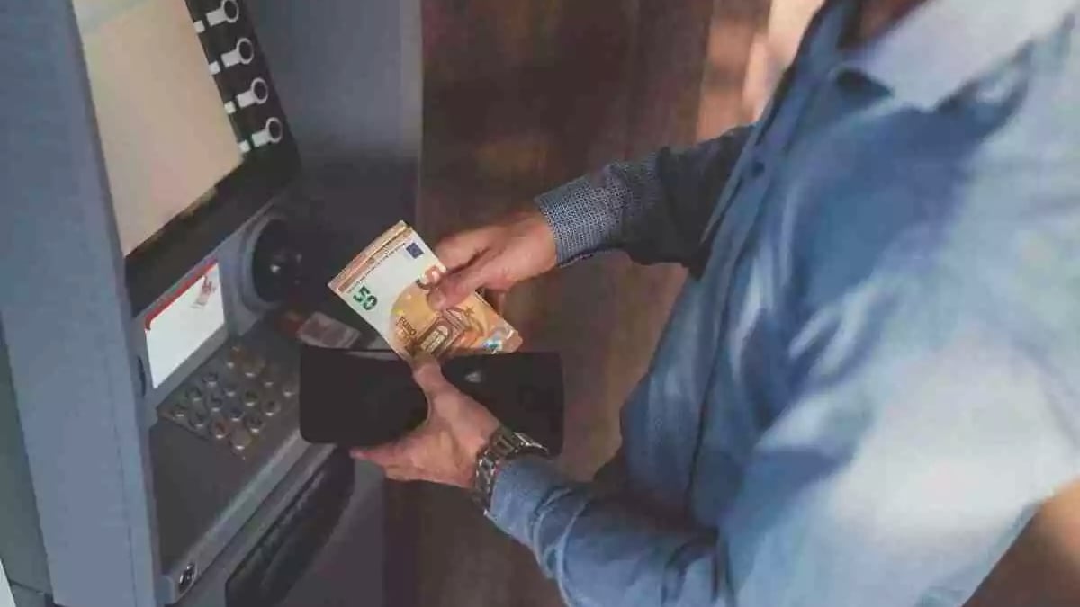 pensionista saca 50 euros del banco