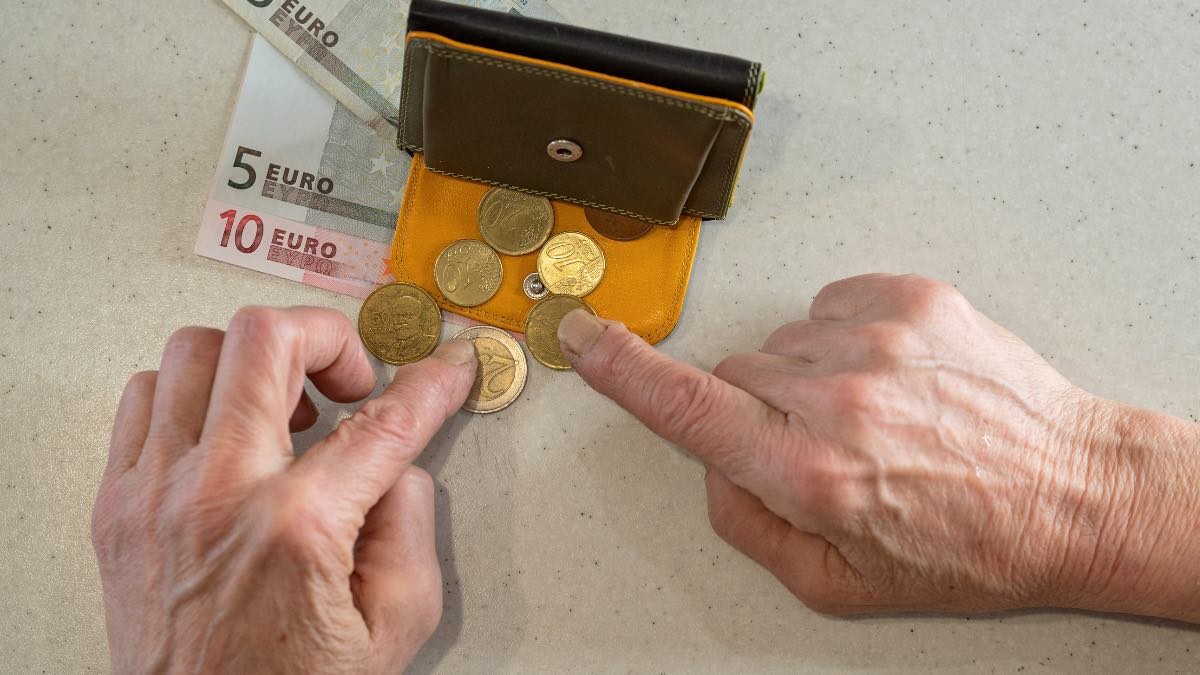 Pensionista cuenta monedas de euro