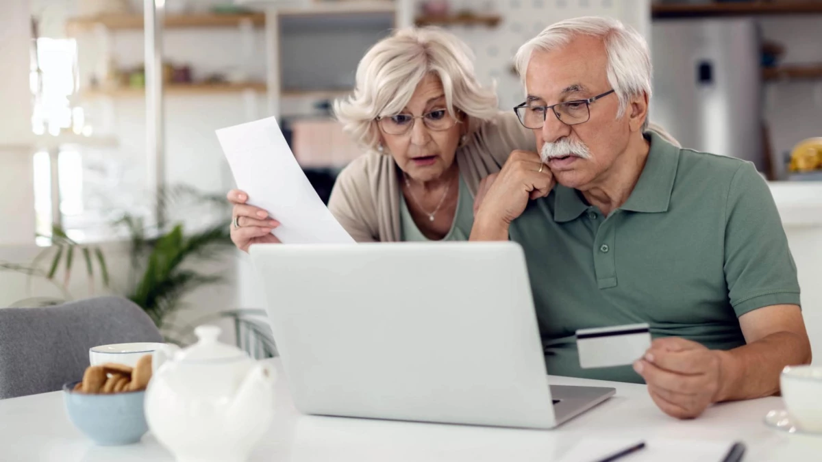 pensionistas consultan ordenador
