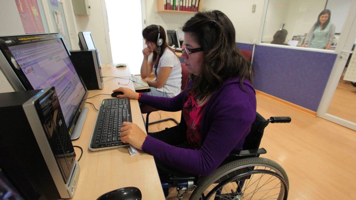 varias personas con discapacidad trabajando