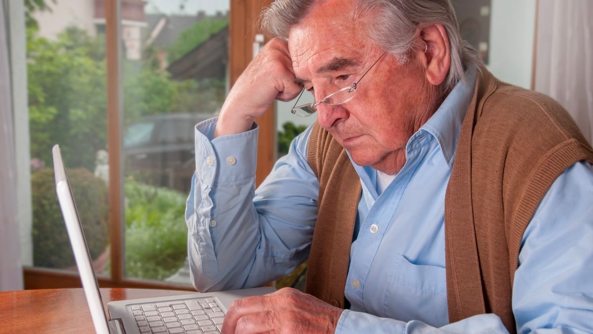 un pensionista consulta las ayudas al alquiler