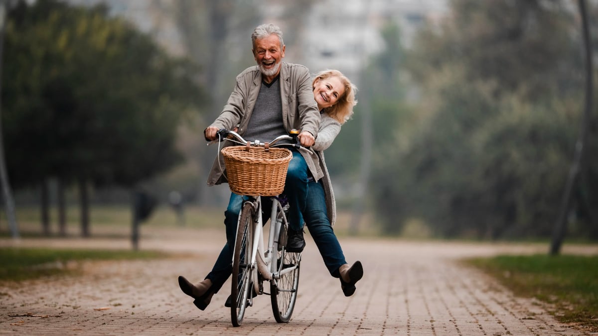 pensionistas montados en una bicicleta alegres