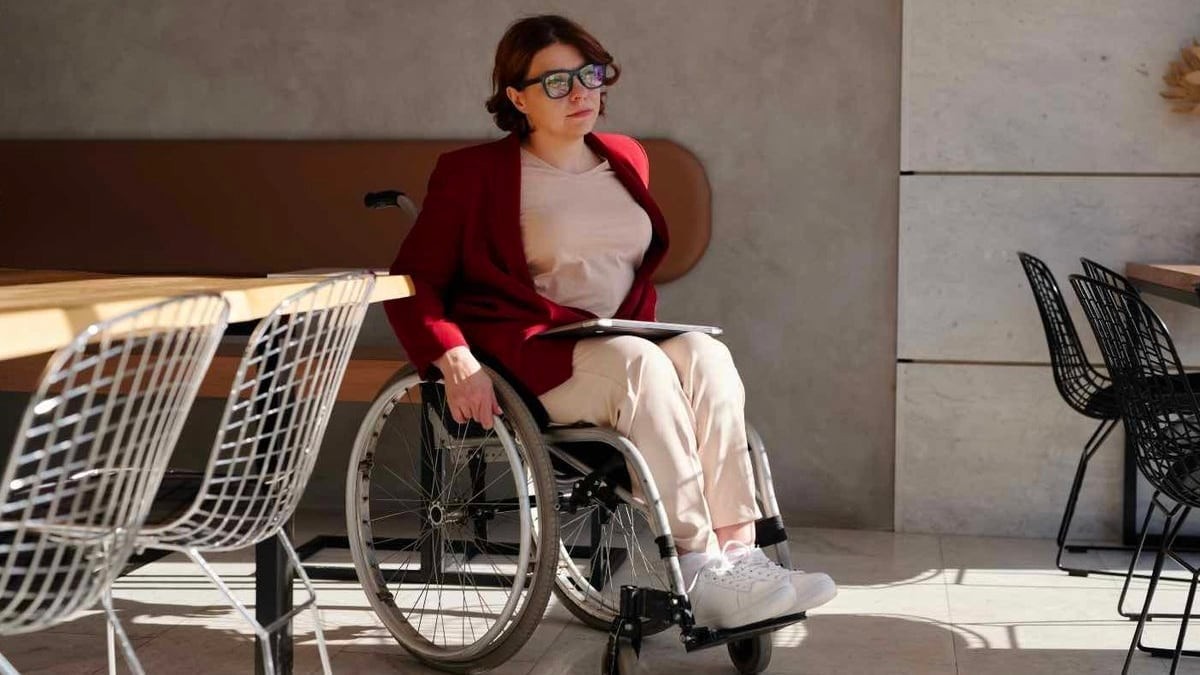 mujer en silla de ruedas