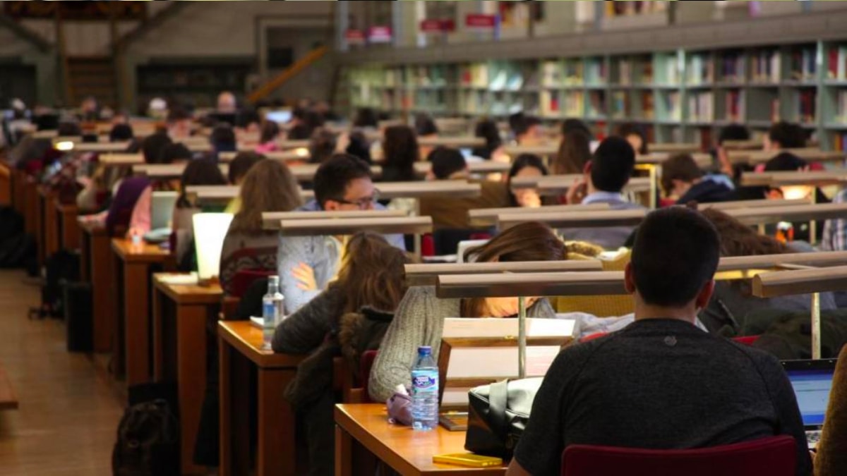 Personas estudian en una biblioteca