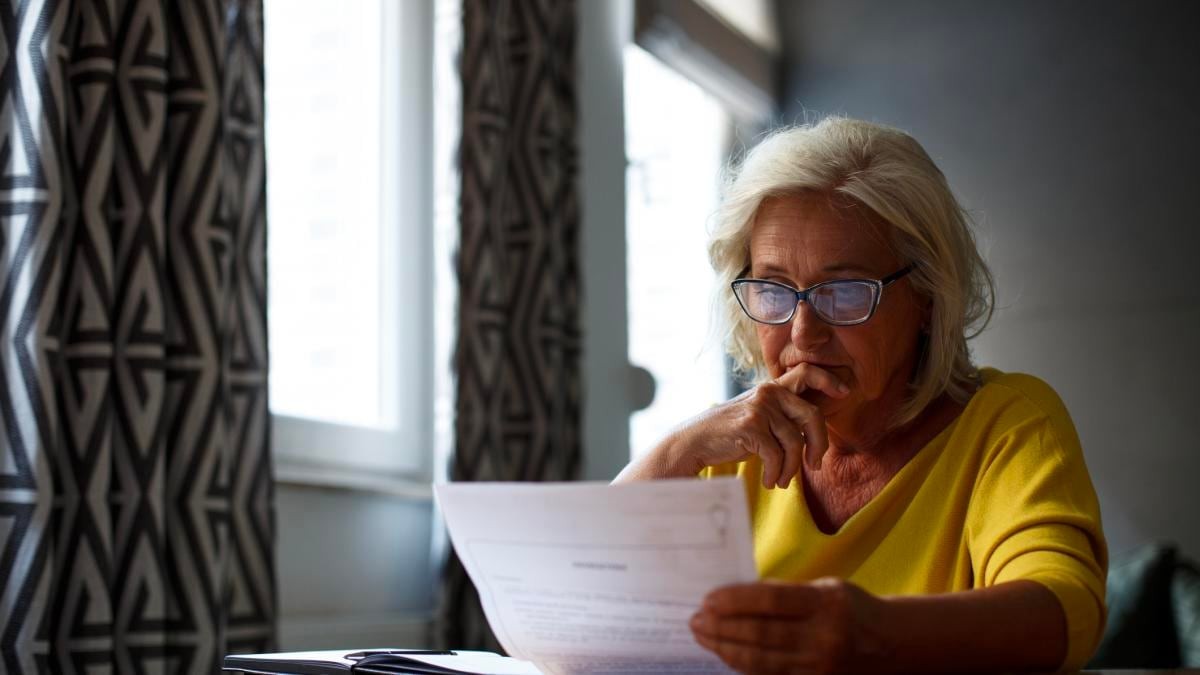 Una mujer consulta pensión de jubilación