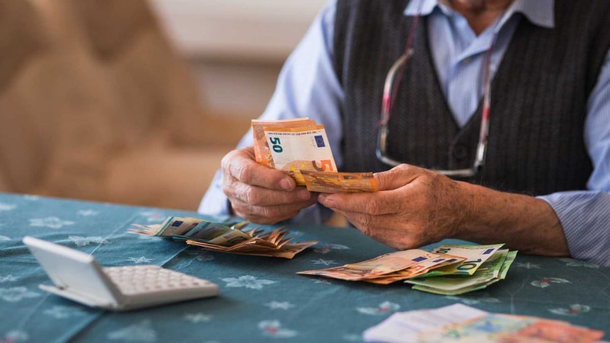 pensionista contando dinero