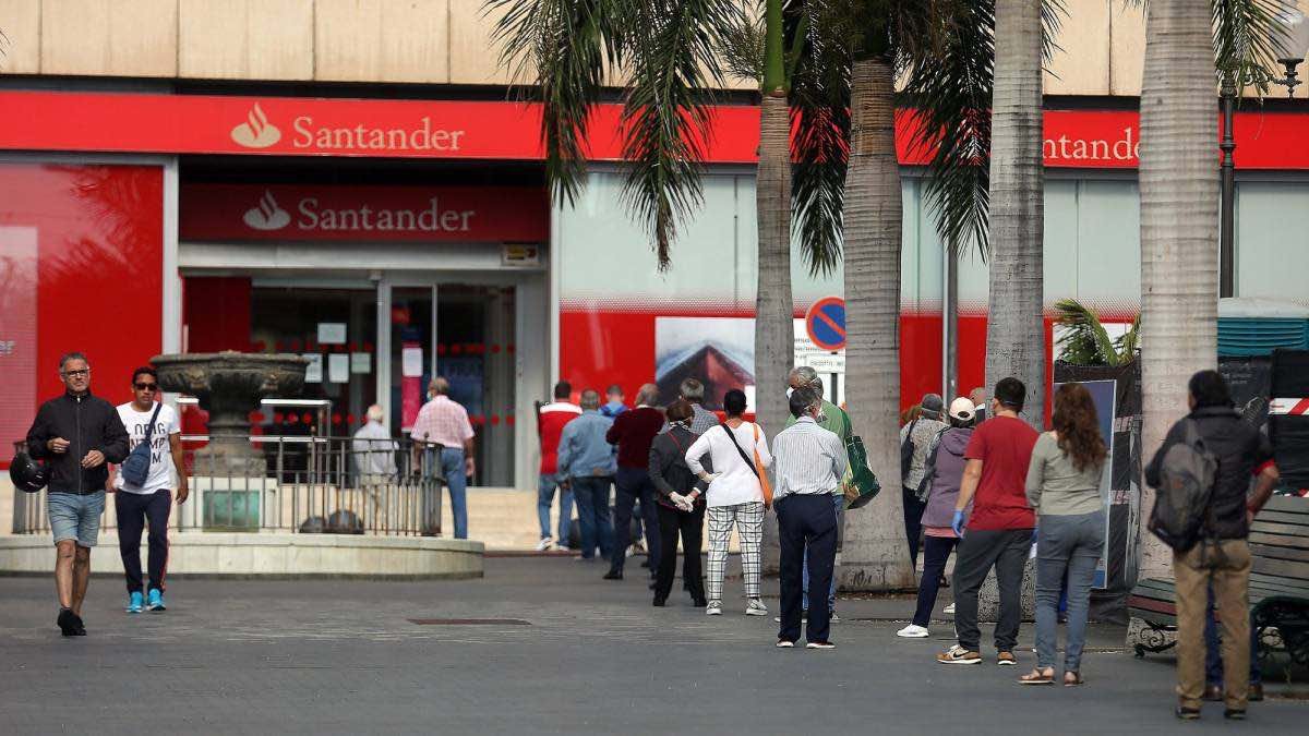 personas hacen cola en un Banco Santander