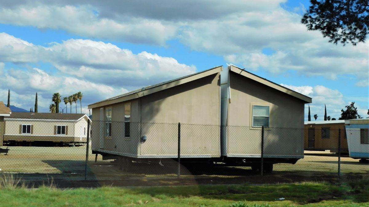 La baratísima casa prefabricada con terraza y pérgola por 9.000 euros