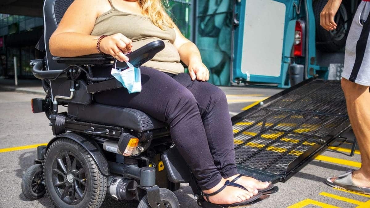 mujer en silla de ruedas con una incapacidad