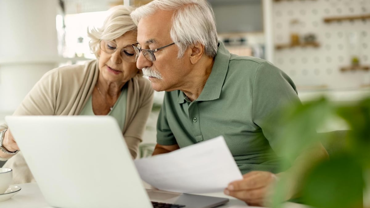 pensionistas consultan trámites en internet