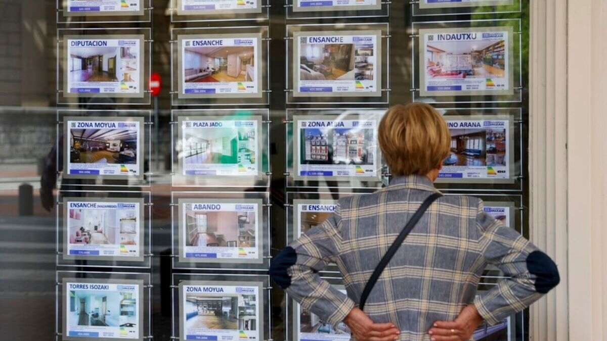 una mujer mira pisos a la venta