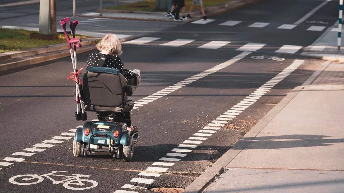 mujer en silla de ruedas con una incapacidad permanente