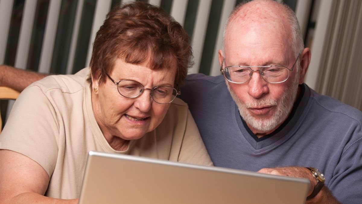 pensionistas en un ordenador