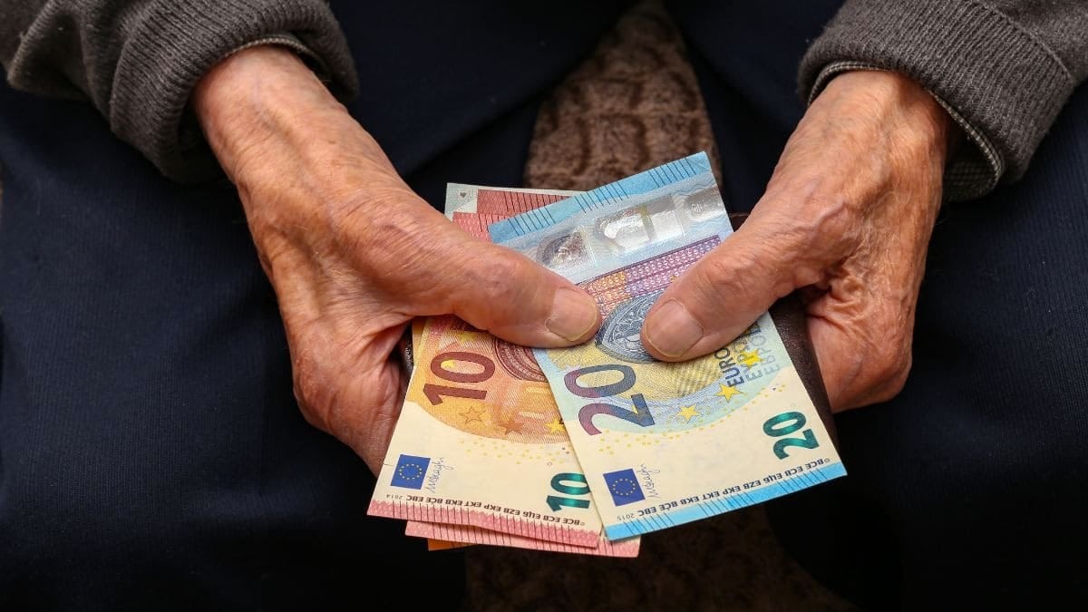 manos de pensionista con dinero en efectivo