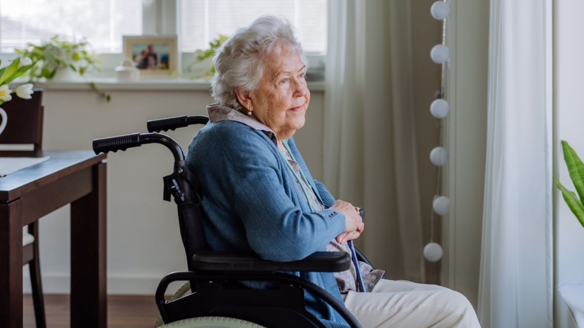 mujer en silla ruedas discapacidad