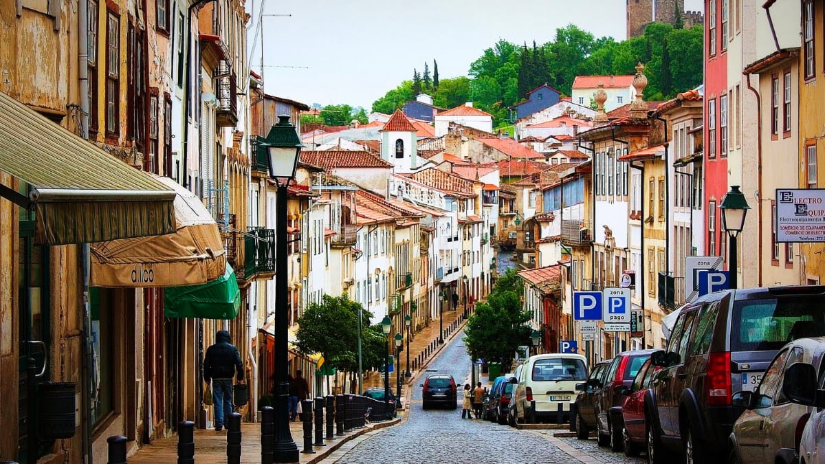 una calle de Braganza, Portugal