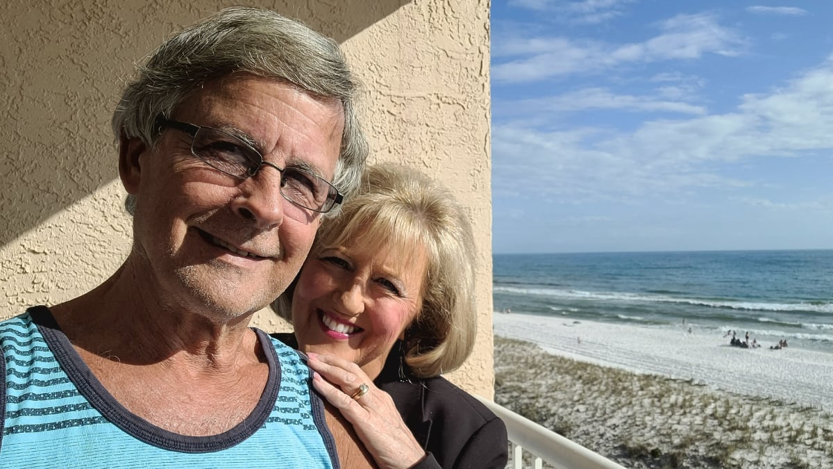 Dos jubilados en la playa
