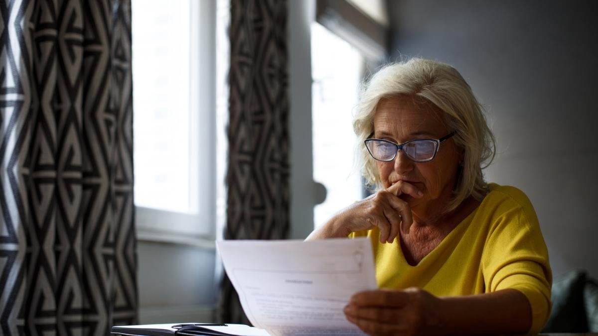 una mujer consulta requisitos para acceder a la pensión de jubilación