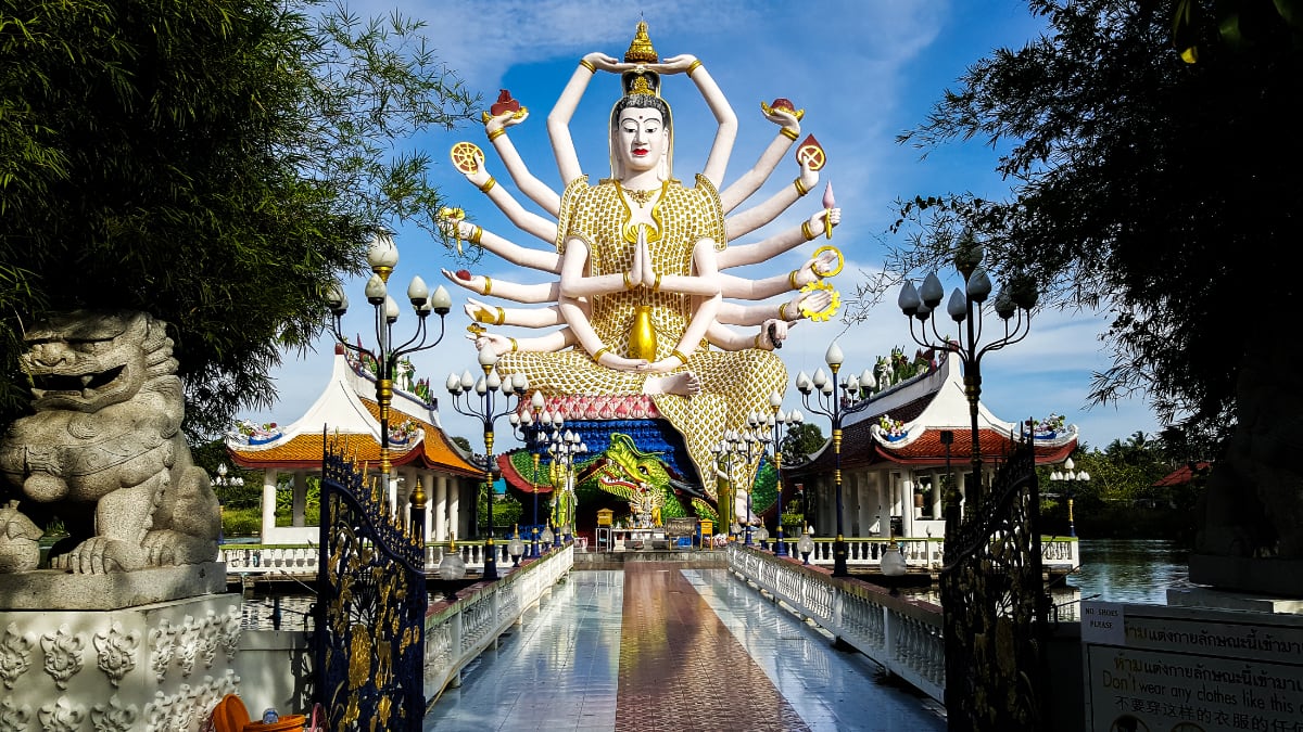 Primer plano de un templo budista de Wat Plai Laem en Koh Samui