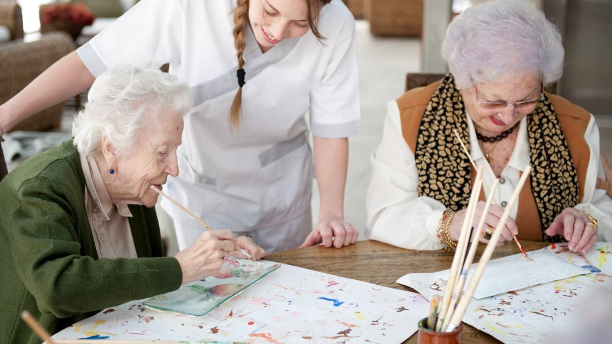 trabajadora social cuidando a personas mayores