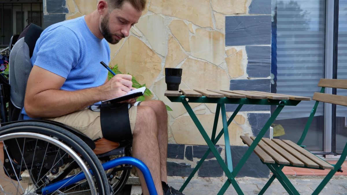 Hombre en silla ruedas con una incapacidad