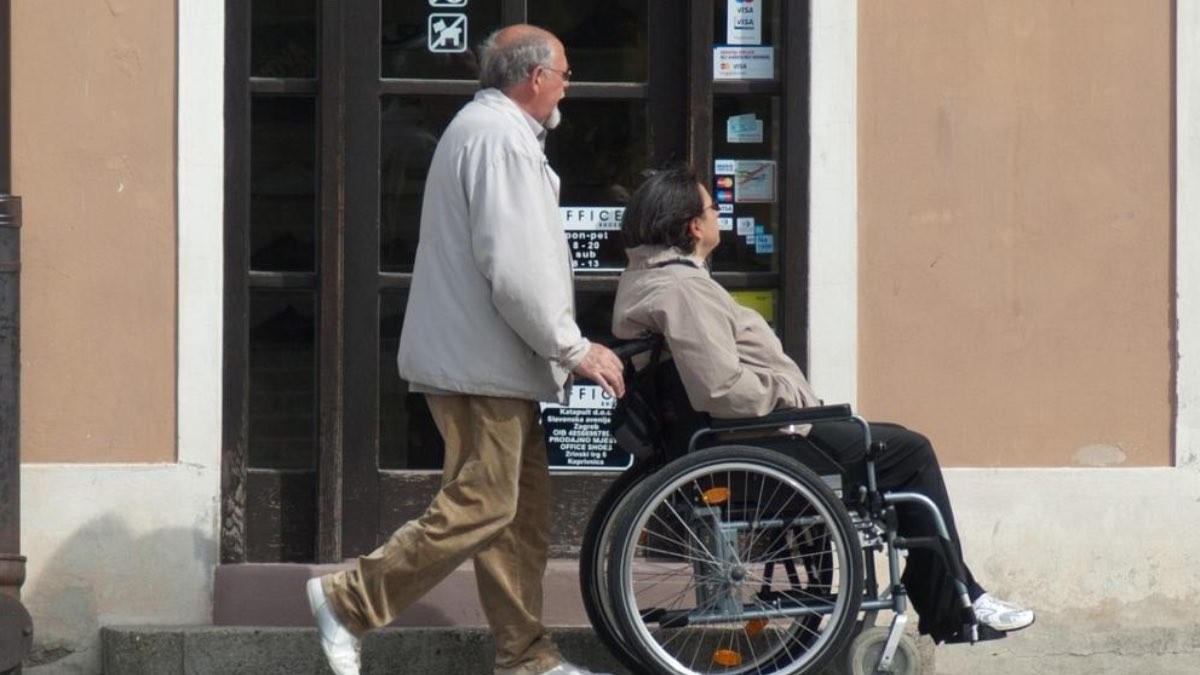 una persona en silla de ruedas