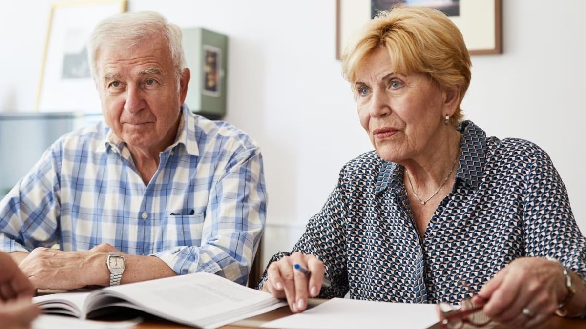 dos pensionistas realizando una consulta sobre la pensión