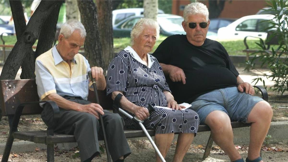 pensionistas sentados