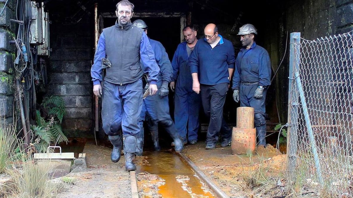 Trabajadores mineros saliendo de una mina