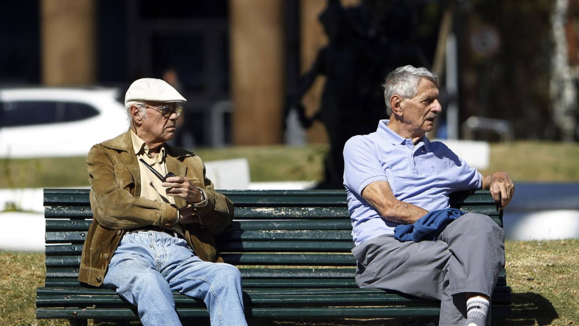 Dos jubilados sentados en un parque