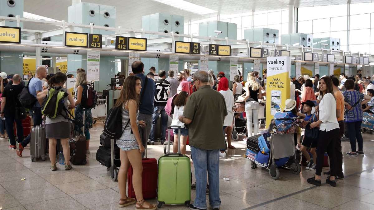 La Unión Europea exige a las aerolíneas que los pasajeros puedan llevar una  maleta de mano gratis en el avión