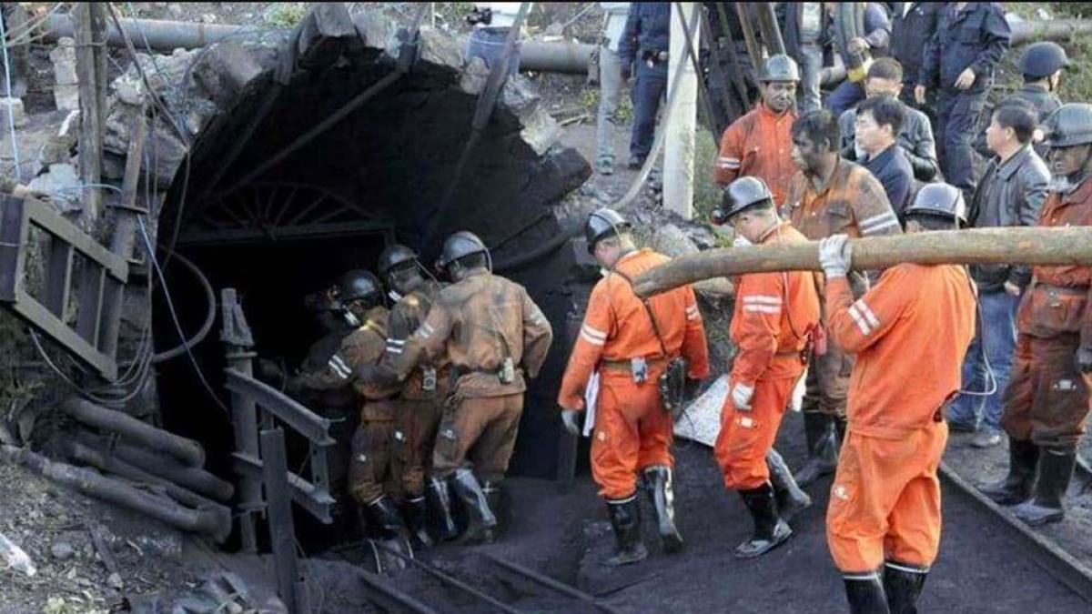 MIneros entran en unas minas de carbón en China