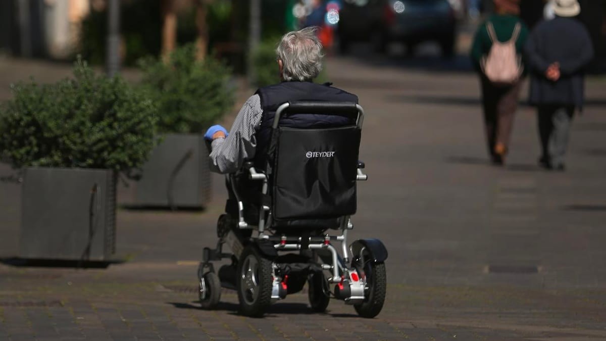 una persona en silla de ruedas paseando