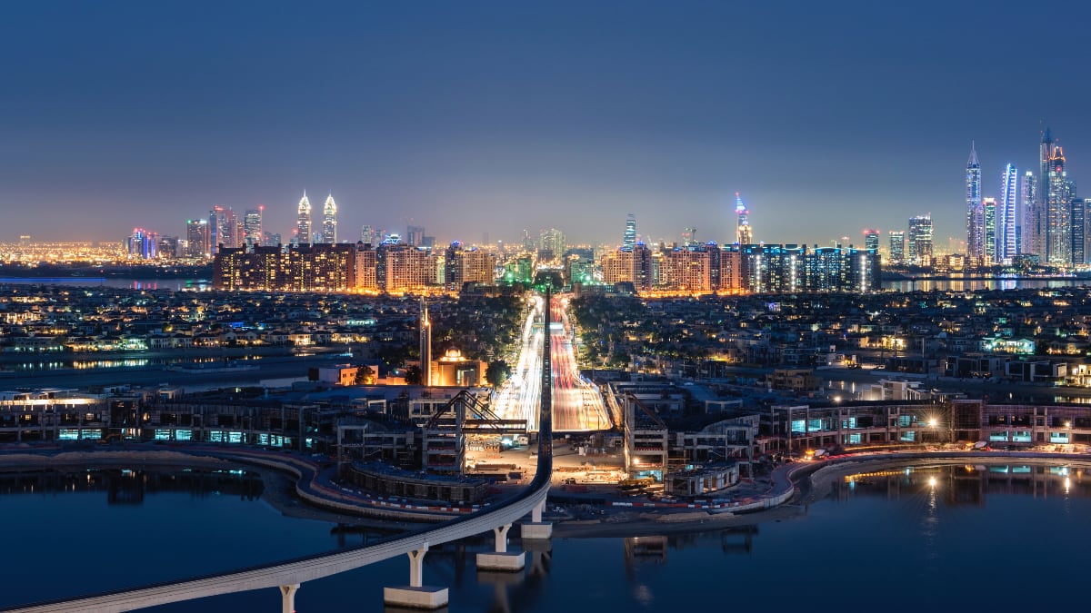 Dubai, Emiratos Árabes Unidos al atardecer, con rascacielos iluminados