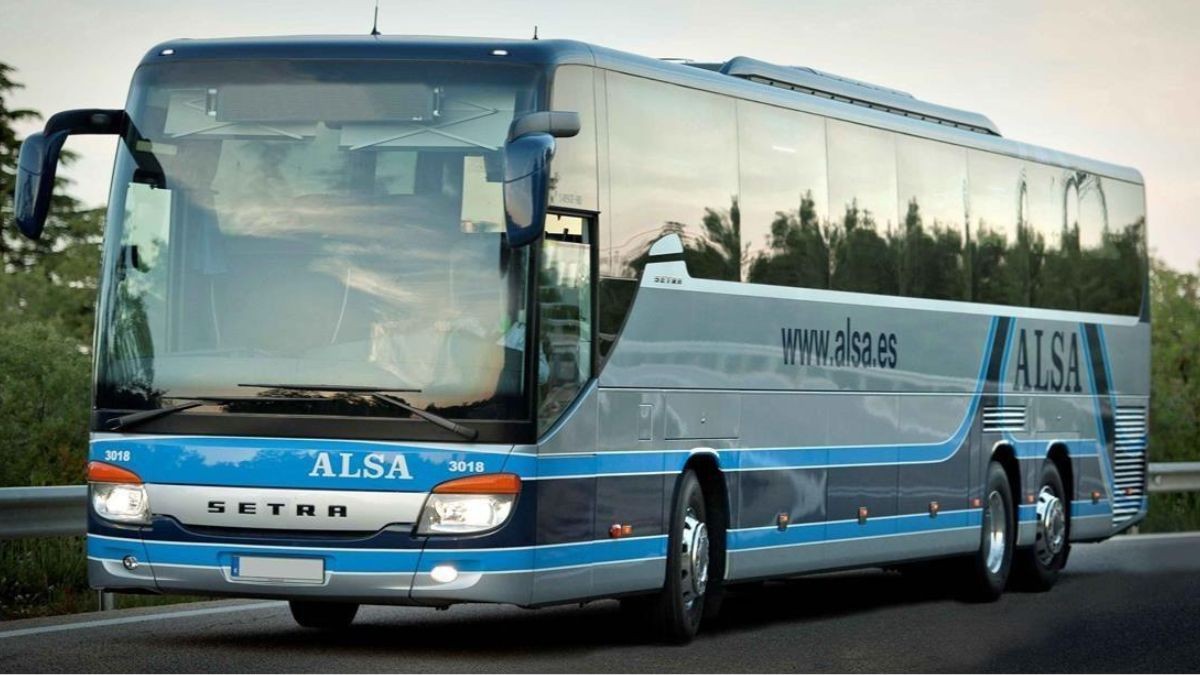 Un autobús de Alsa en ruta.