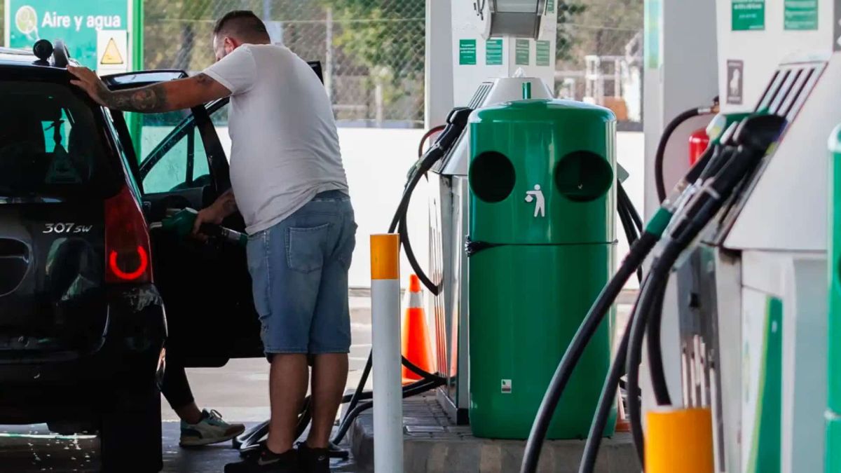 Hombre reposta gasolina