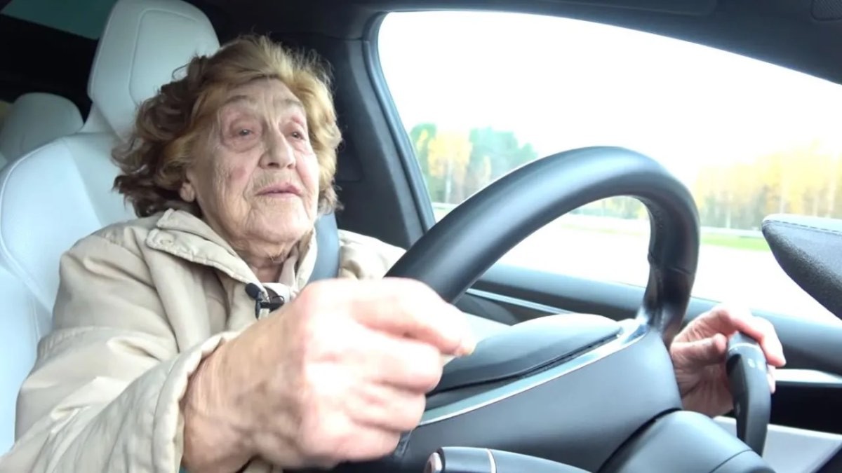 Una mujer anciana conduciendo