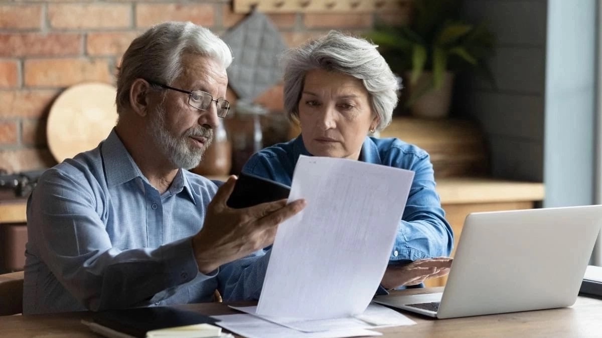 Dos pensionistas consultan su jubilación