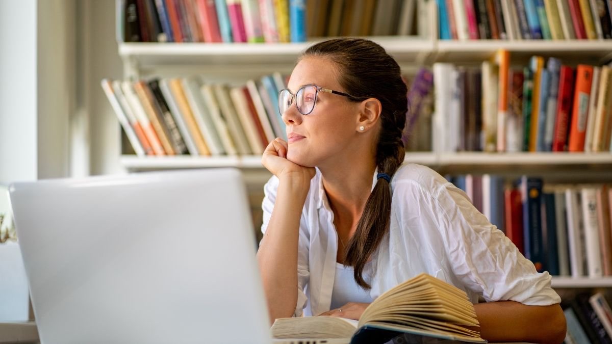 una opositora estudiando